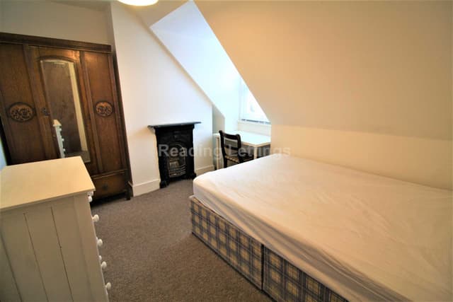 LONDON ROAD - Image 14