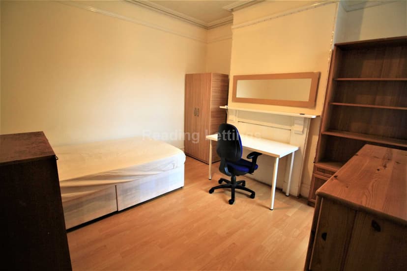 LONDON ROAD - Image 4