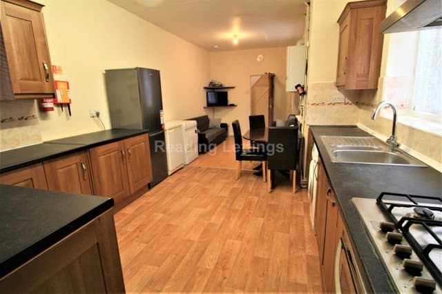 LONDON ROAD - Image 6