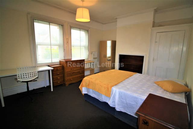 LONDON ROAD - Image 9