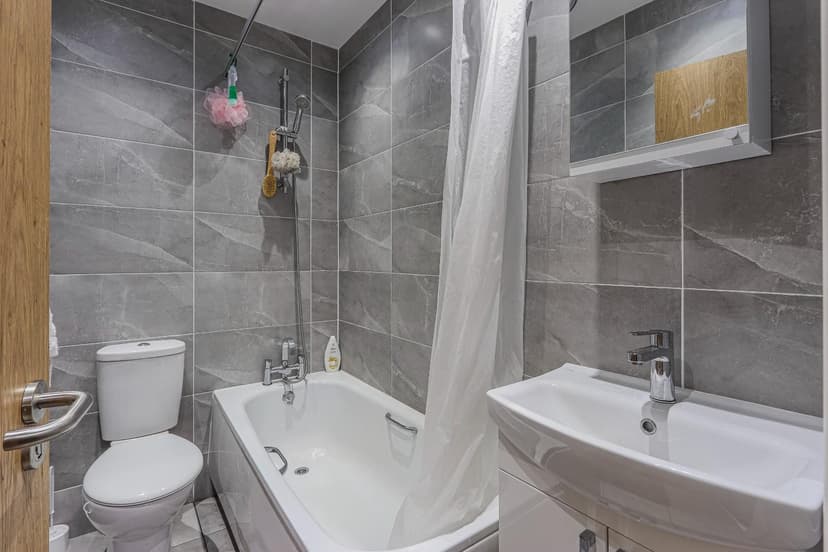 4, 6 Cyril Crescent - Image 2