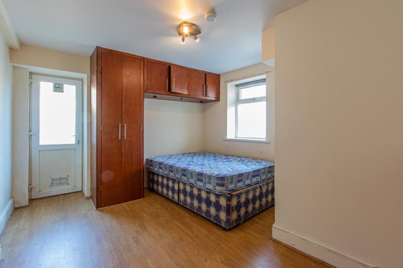 GF, 163 Glenroy Street - Image 6