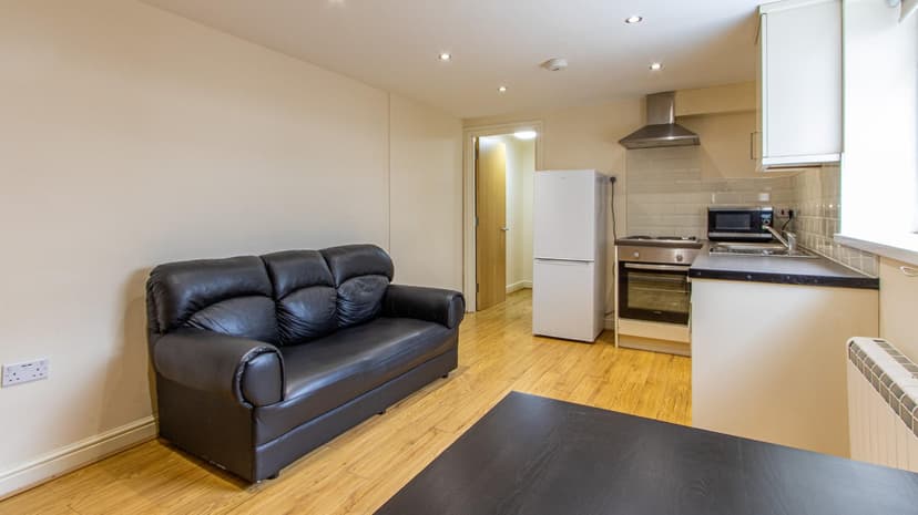 2, 34 Gordon Road - Image 2