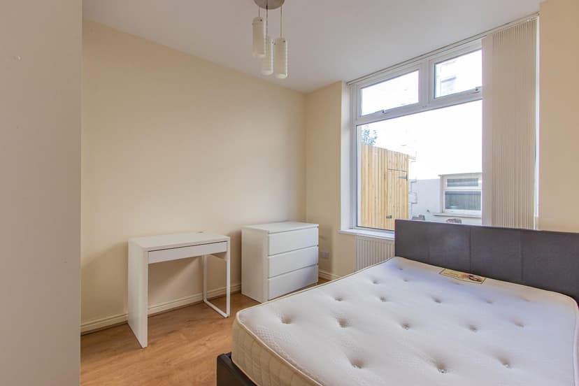 1, 27 Gordon Road - Image 3