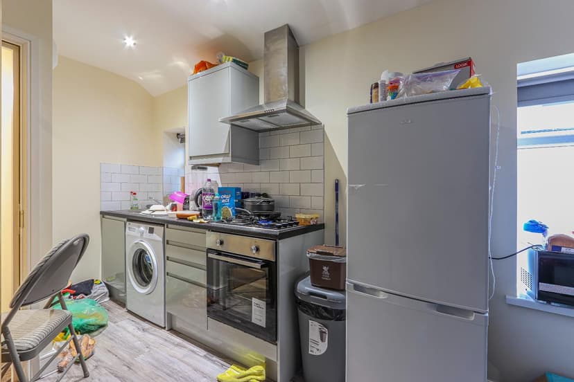 3, 6 Cyril Crescent - Image 4