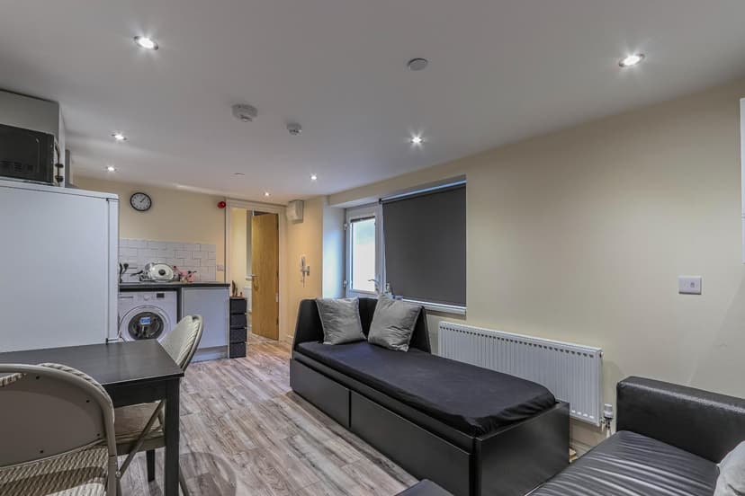 2, 6 Cyril Crescent - Image 2