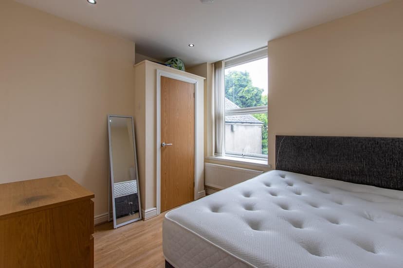 Flat 4, 69 Colum Road - Image 5