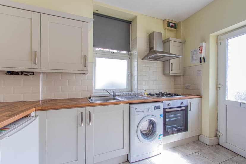 GF, 163 Glenroy Street - Image 2