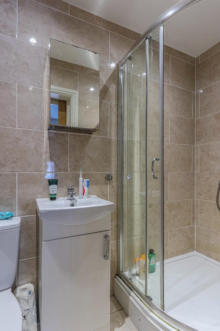 4, 34 Gordon Road - Image 8