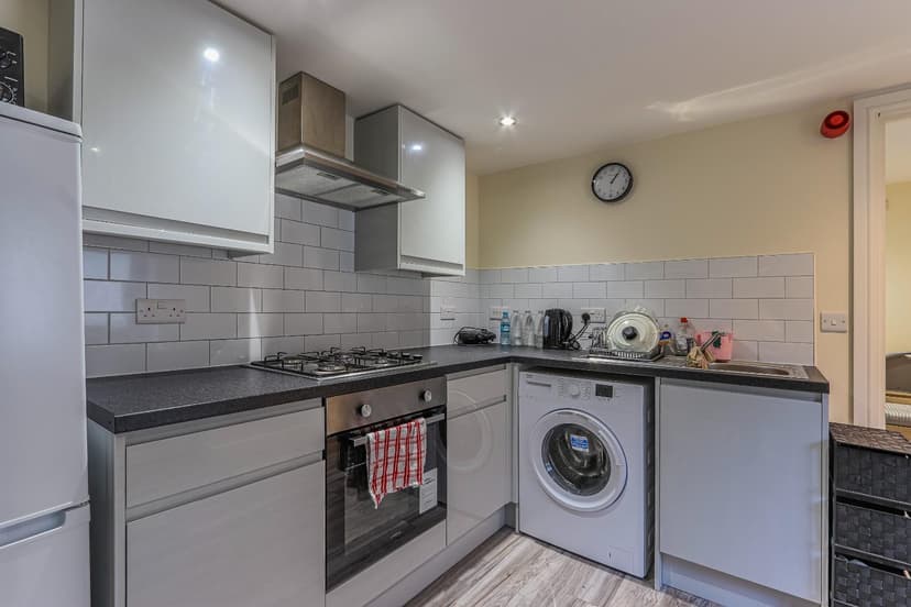 2, 6 Cyril Crescent - Image 3