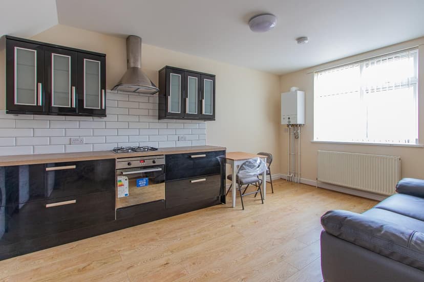 2, 177B Newport Road - Image 2