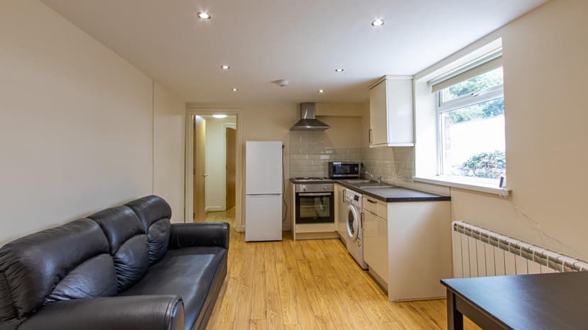 2, 34 Gordon Road - Image 1