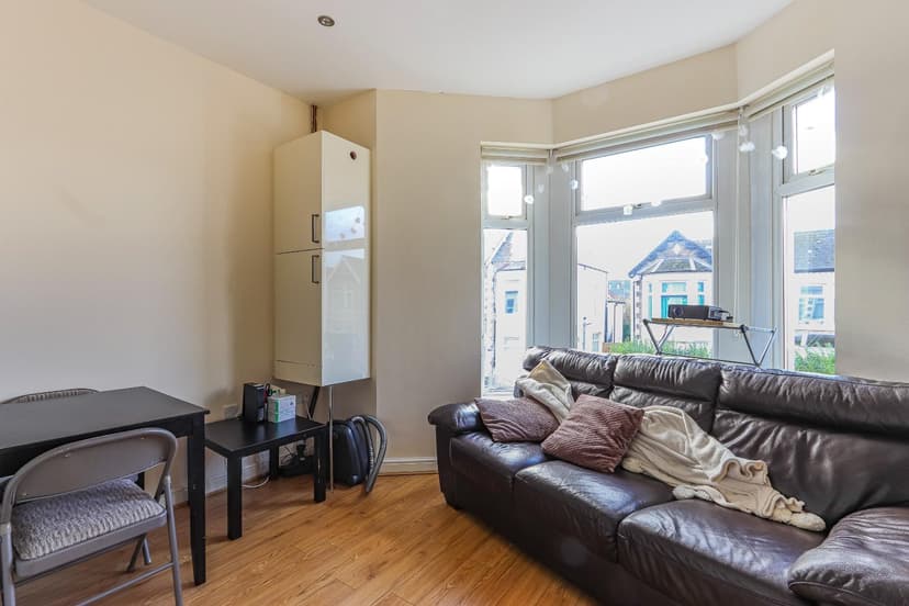 4, 34 Gordon Road - Image 3