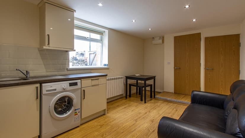 2, 34 Gordon Road - Image 3