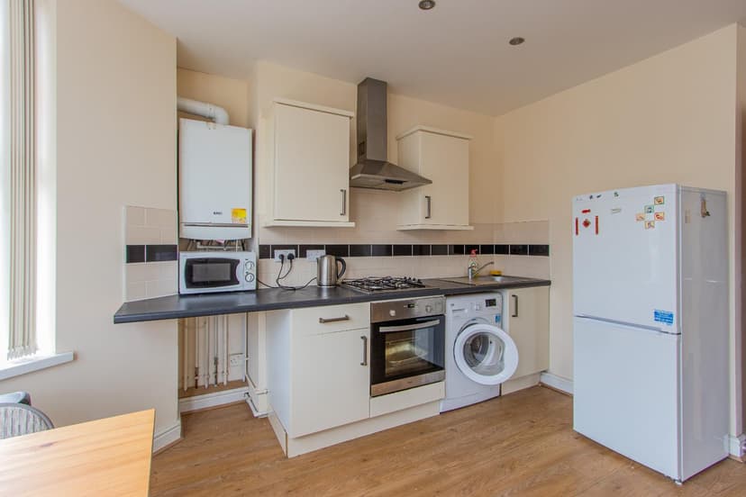 Flat 4, 69 Colum Road - Image 3