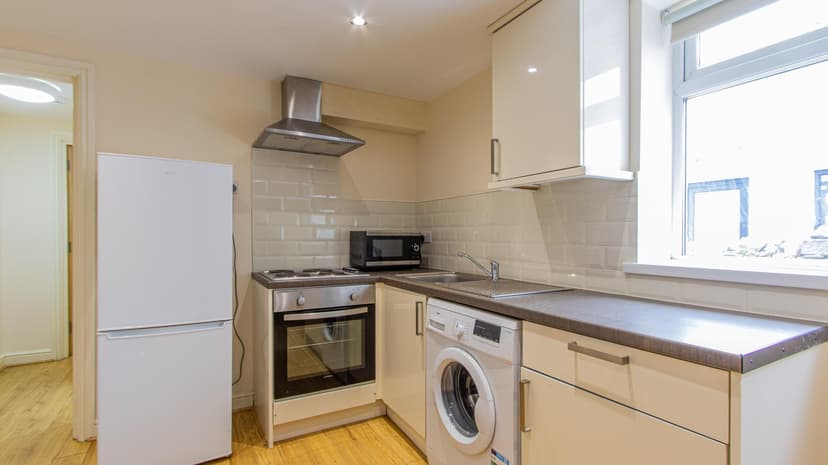 2, 34 Gordon Road - Image 4