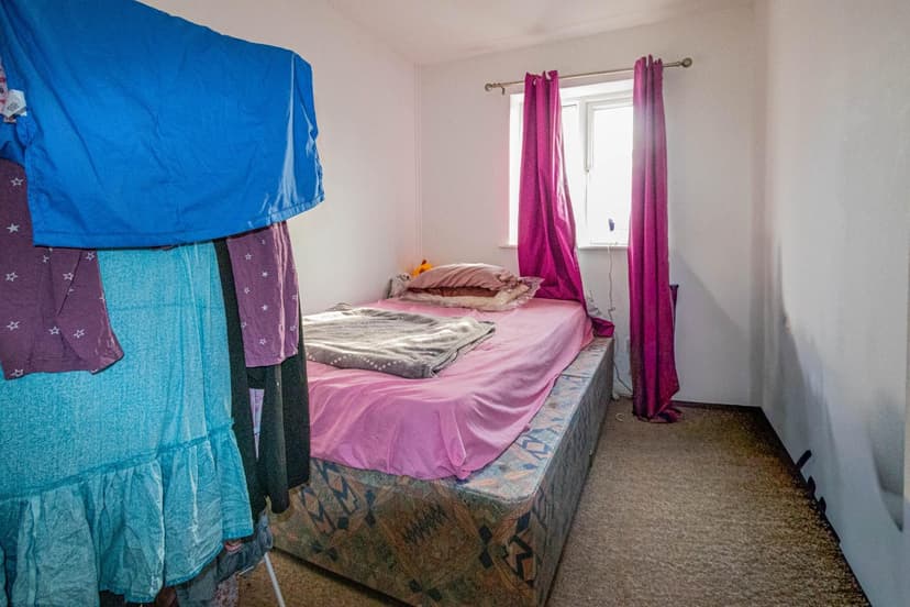 186 Oaktree Crescent - Image 6