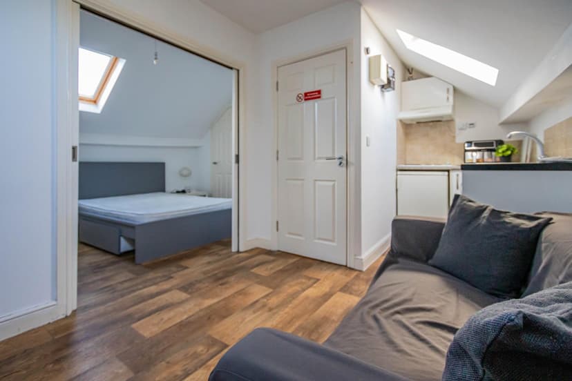 Studio room 7, 654 Stapleton Road - Image 2