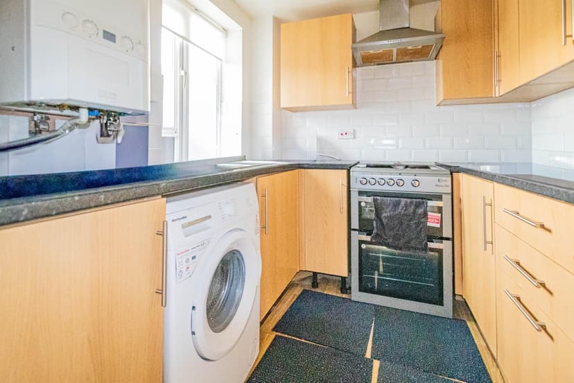 186 Oaktree Crescent - Image 3