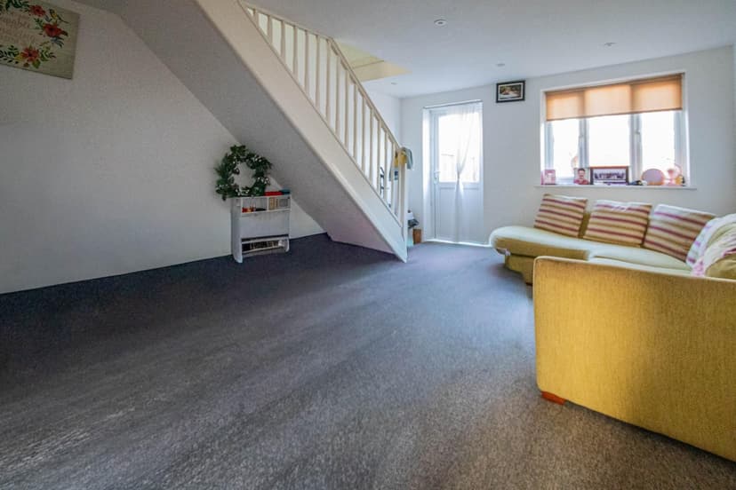 186 Oaktree Crescent - Image 5