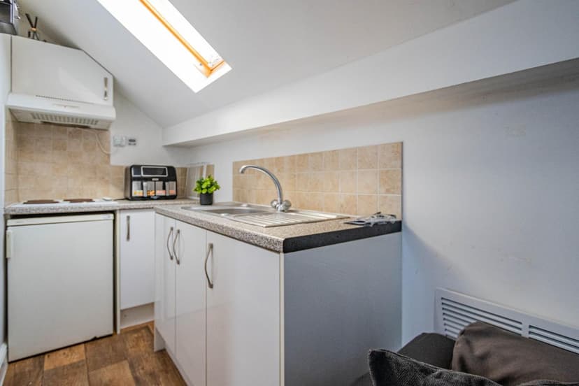 Studio room 7, 654 Stapleton Road - Image 8