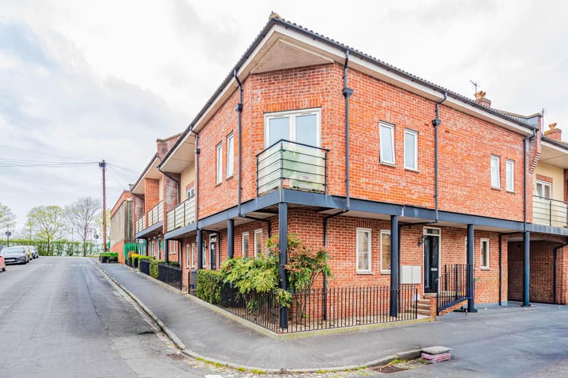 Flat 7, Colburn Court Caine Road - Image 1