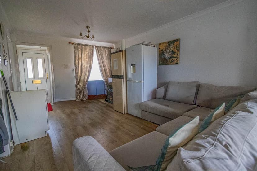 Room 1, 5 Britannia Crescent - Image 8