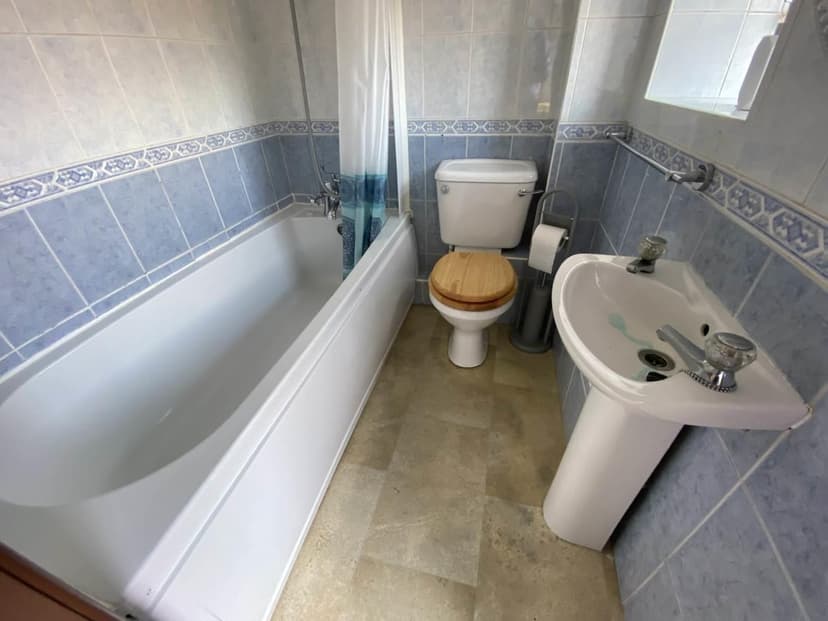 Bungalow 7, Pool Farm Wotton Road - Image 4