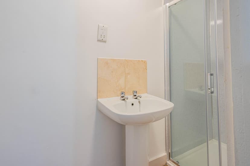 202A Wick Road - Image 17