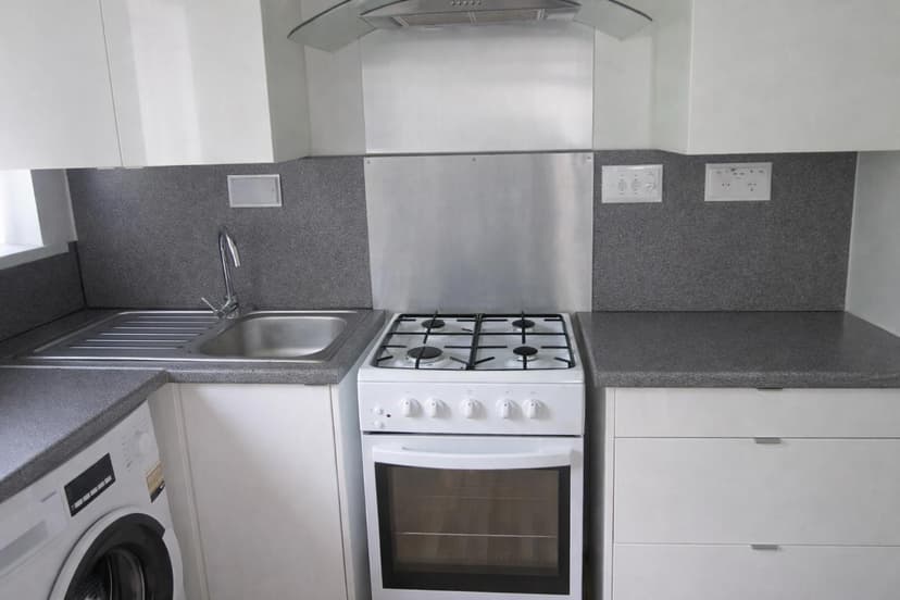 21 Blakeney Road - Image 2