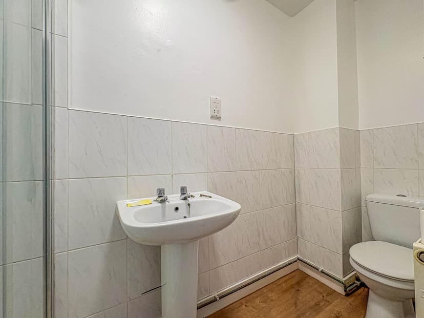 202A Wick Road - Image 8