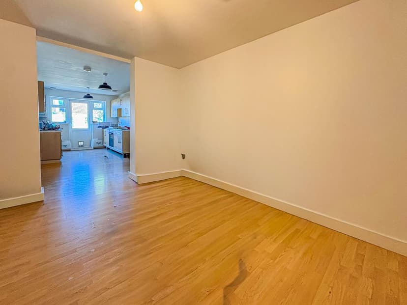 202A Wick Road - Image 7