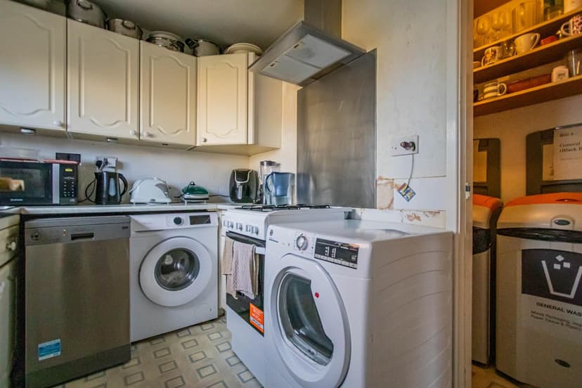 Room 1, 5 Britannia Crescent - Image 6