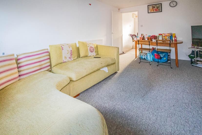 186 Oaktree Crescent - Image 4