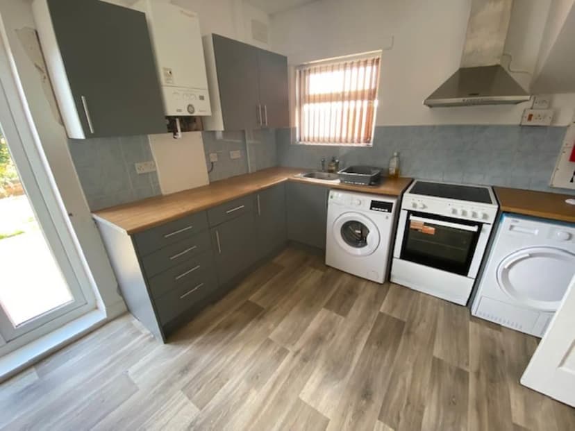 44 Wades Road - Image 2