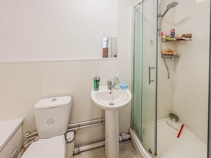 Room 1 13 Melrose Place - Image 4