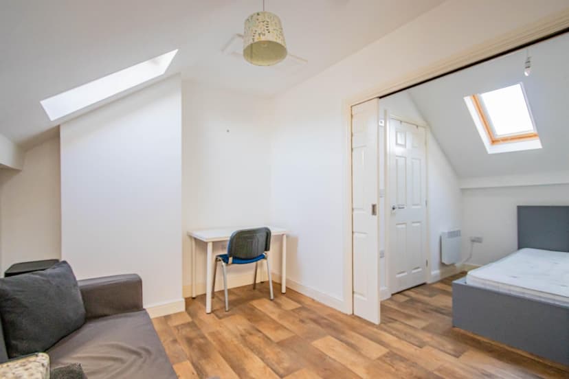 Studio room 7, 654 Stapleton Road - Image 4