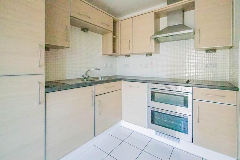 Flat 7, Colburn Court Caine Road - Image 2
