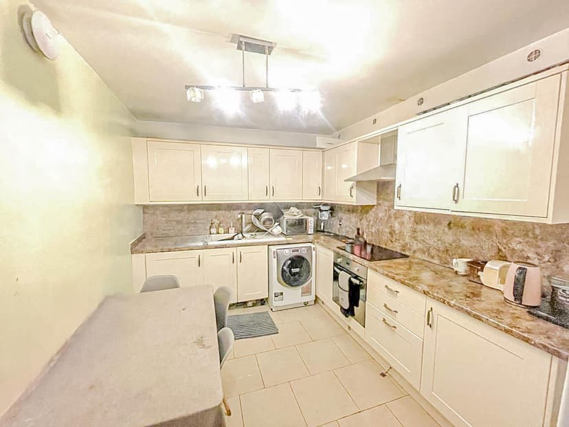 Room 1 13 Melrose Place - Image 2