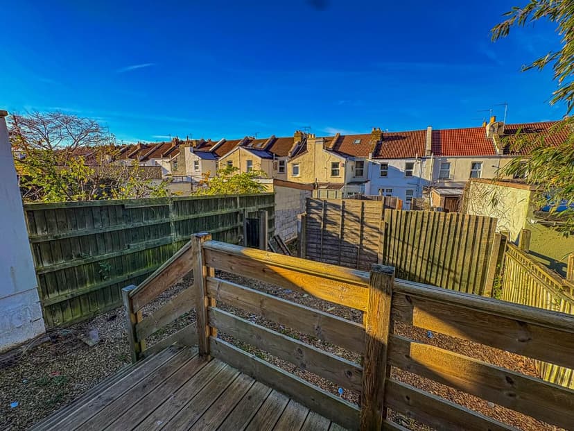 202A Wick Road - Image 4