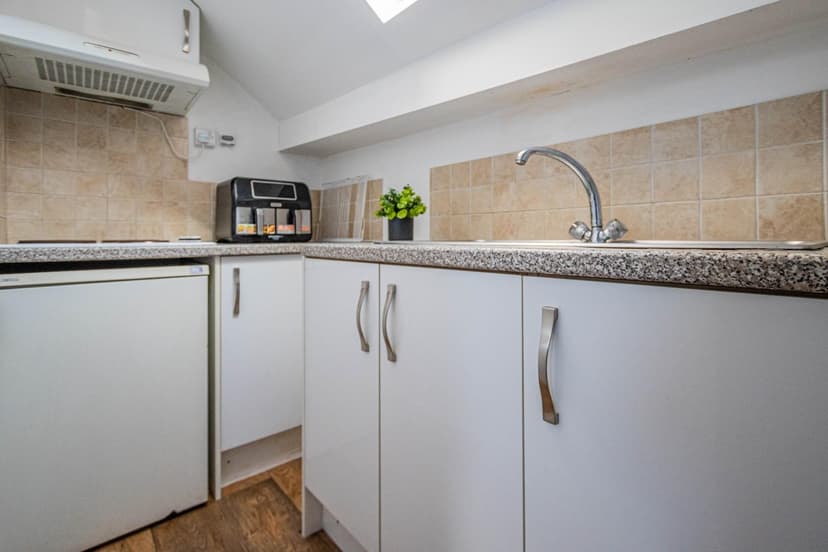 Studio room 7, 654 Stapleton Road - Image 5