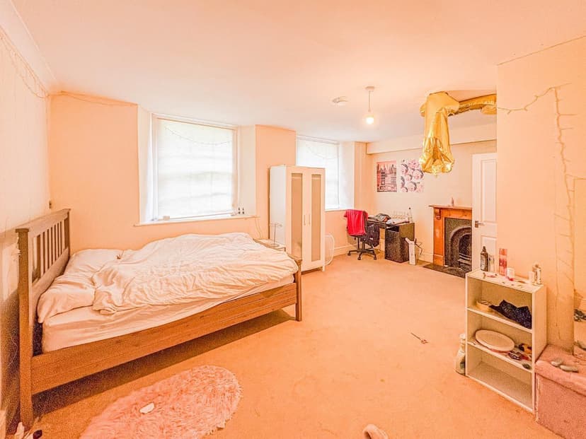 Room 1 13 Melrose Place - Image 3