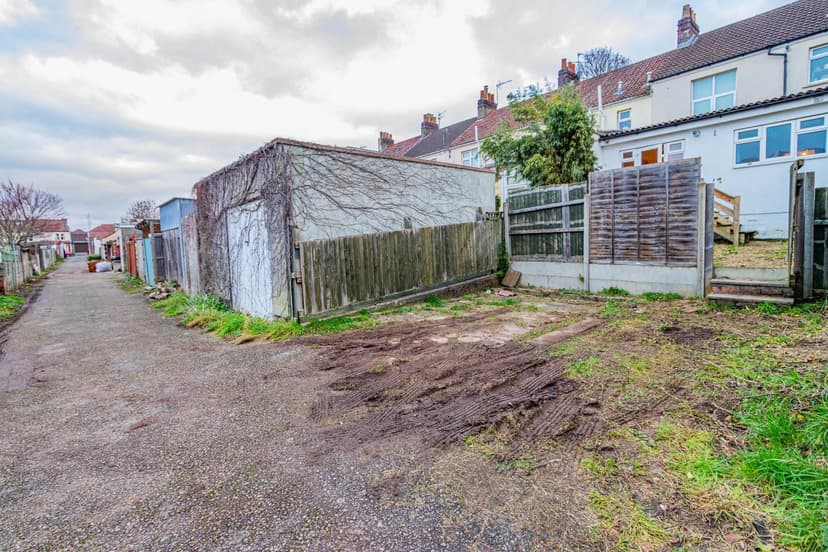 202A Wick Road - Image 14