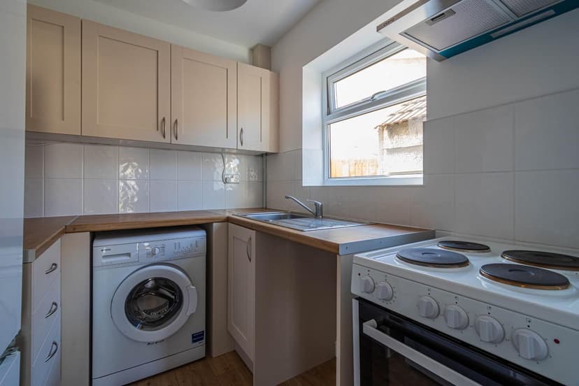 32 Rodney Crescent - Image 2