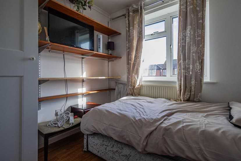 Room 1, 5 Britannia Crescent - Image 2