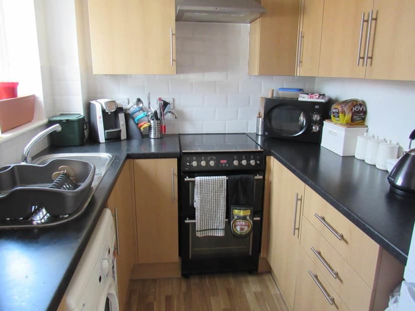 186 Oaktree Crescent - Image 2