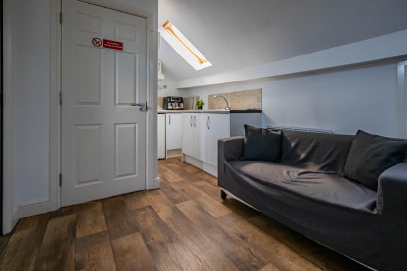Studio room 7, 654 Stapleton Road - Image 3