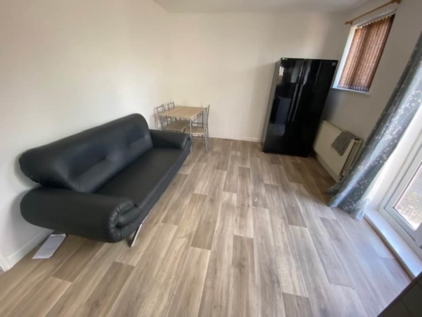 44 Wades Road - Image 1