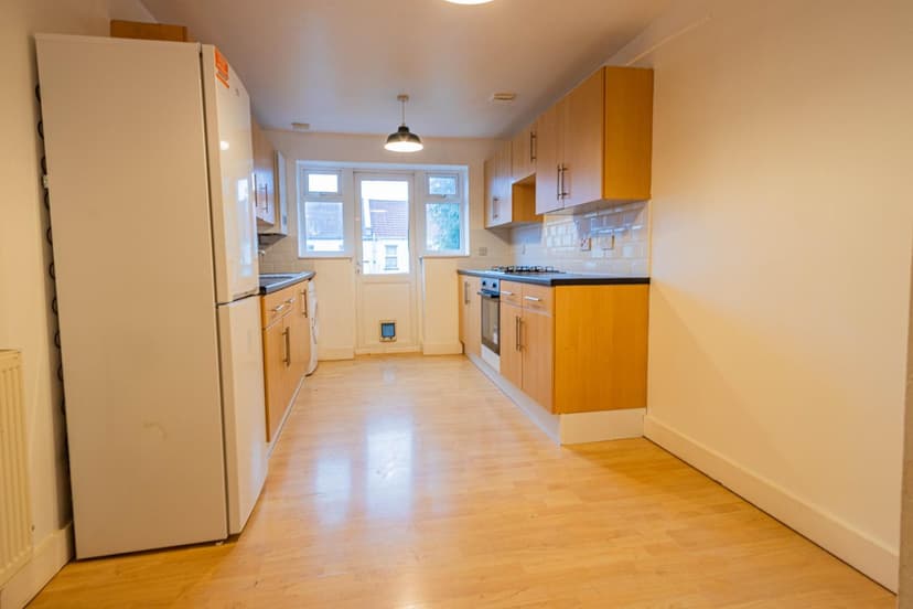 202A Wick Road - Image 3