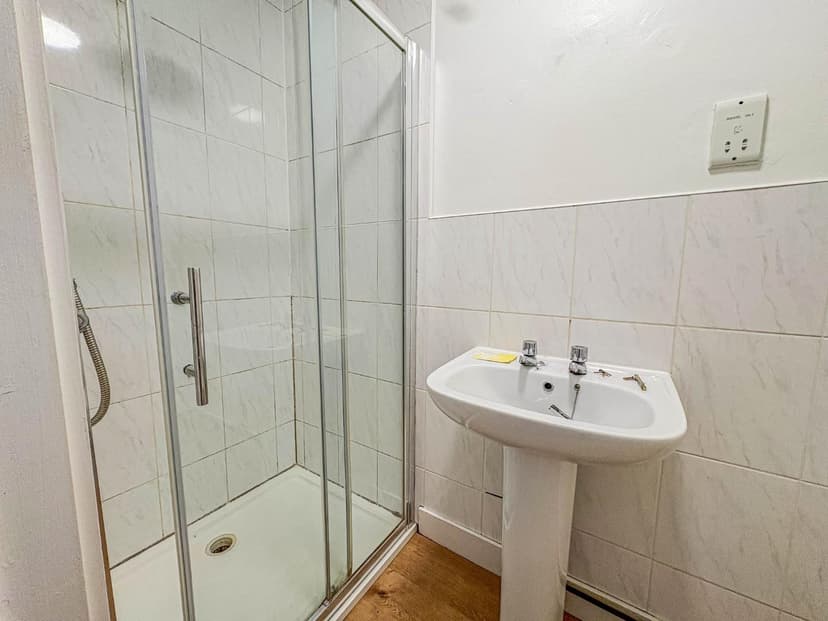 202A Wick Road - Image 9